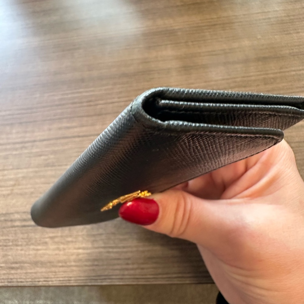 Prada Key Holder
Great used condition
Black saffiano leather, gold hardware - Picture 10 of 13